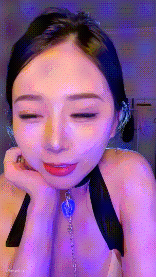 有顏值有身材，騷氣十足【禦姐西西】定製福利，毛很濃密塞跳蛋絲滑裸舞挑逗（8V）[MP4/990MB]