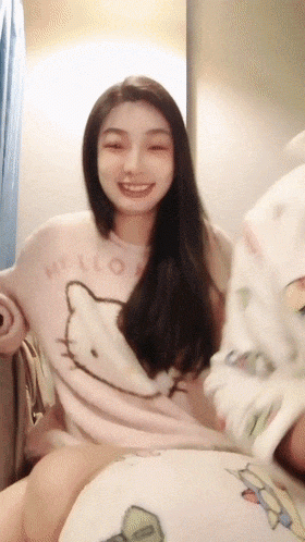 江蘇小情侶【鴨鴨是個M】居家自拍性愛，甜美女神級，膚白貌美，被男友草個不停，反差感十足！ [MP4/2110MB]