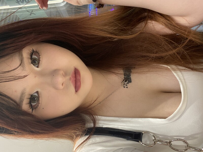 情侶原檔洩密】白皙大奶少女，被綠帽男朋友調教成了騷母狗，到處給群友分享，不雅視頻流出