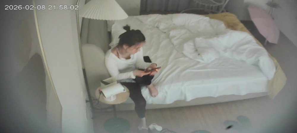 2-8流出酒店偷拍 紅色內衣美女節前給領導陪睡操完急忙回家