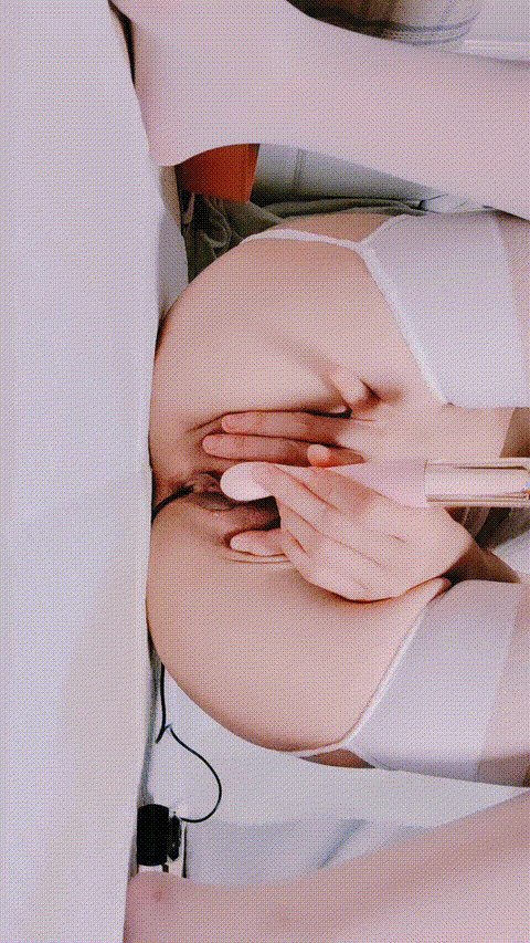 175長腿嫩模 膚白貌美大長腿 自慰大秀 噴濕牛仔褲