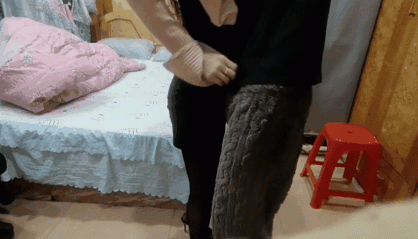 海角大神《綠帽之王的王》把情人捲毛約到家裡來高跟開檔黑絲露臉