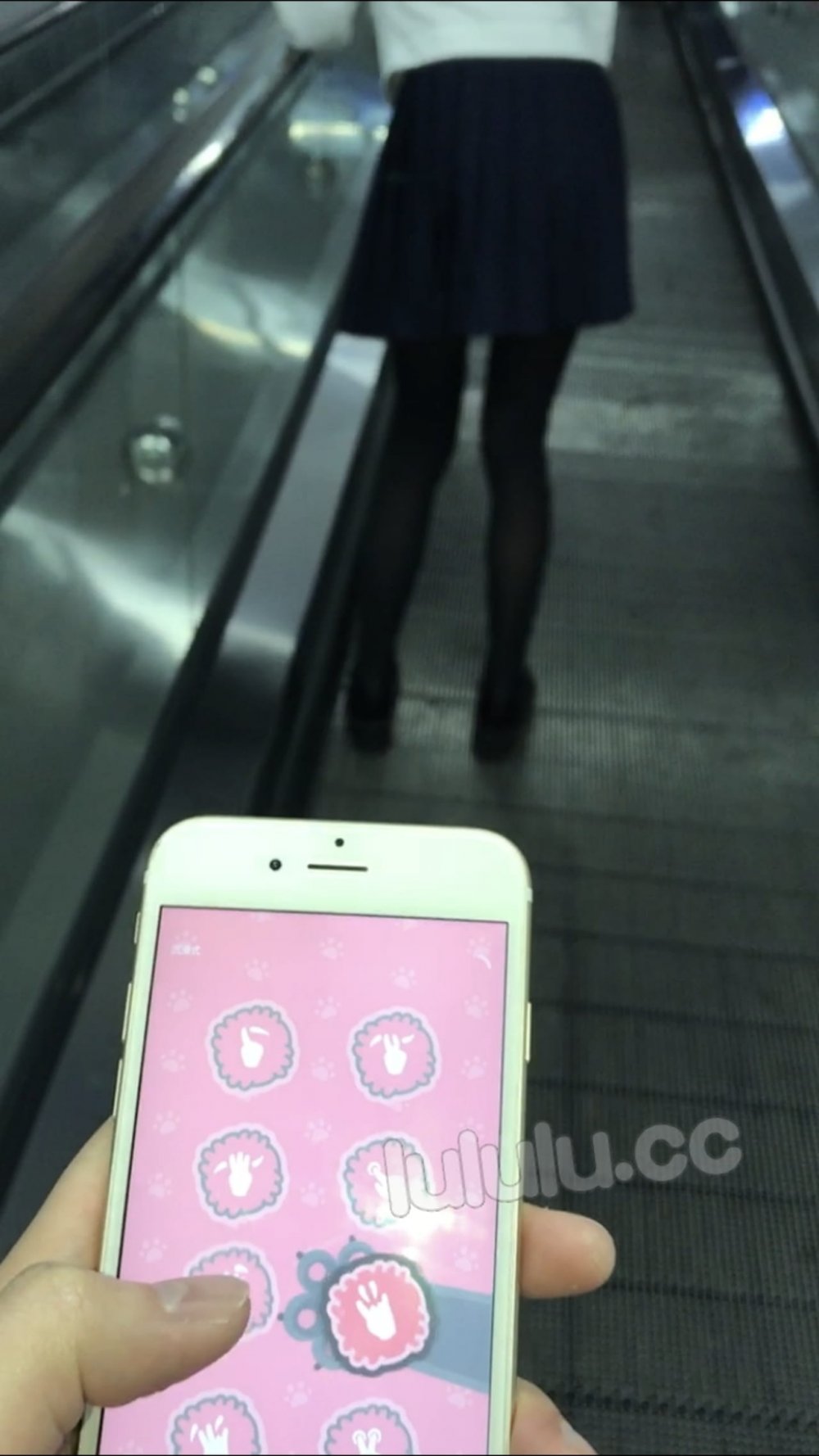 jk制服商場跳蛋遙控在她挑選商品走路時按下跳蛋刺激得她彎腰爽到陰道深處