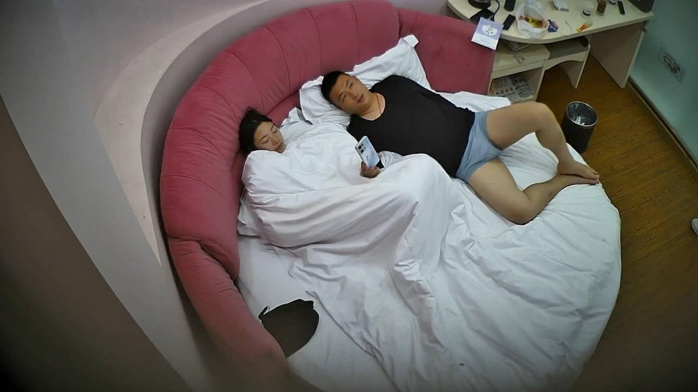 1-31流出酒店偷拍情趣圓床 甜美少婦食髓知味揪著健壯男雞巴不撒手終於強制開火