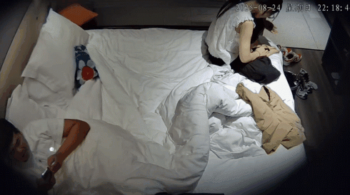 酒店偷拍溫婉乖巧鄰家眼鏡美女被無套爆干小穴把精液全射她穴裡面了