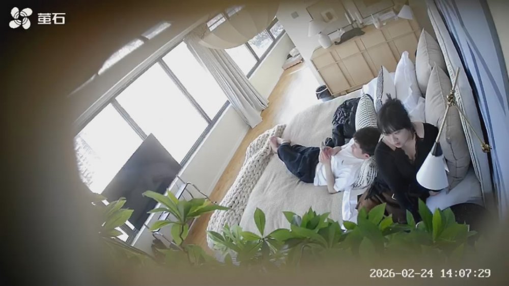 2-25流出螢石雲酒店稀有台偷拍短裙學妹主動挑逗男友求操逼