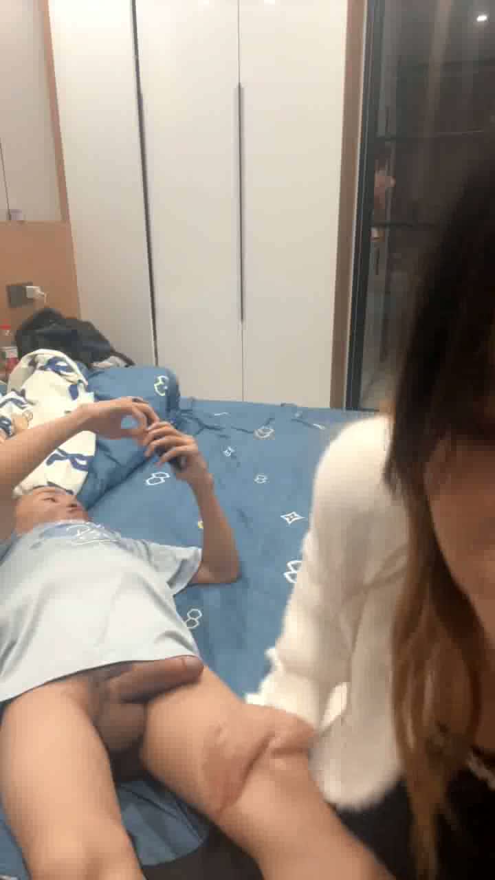 侏儒哥的春天露臉享受小騷逼的精緻服務，口交大雞巴揉奶玩逼無套爆草激情上位浪叫不止