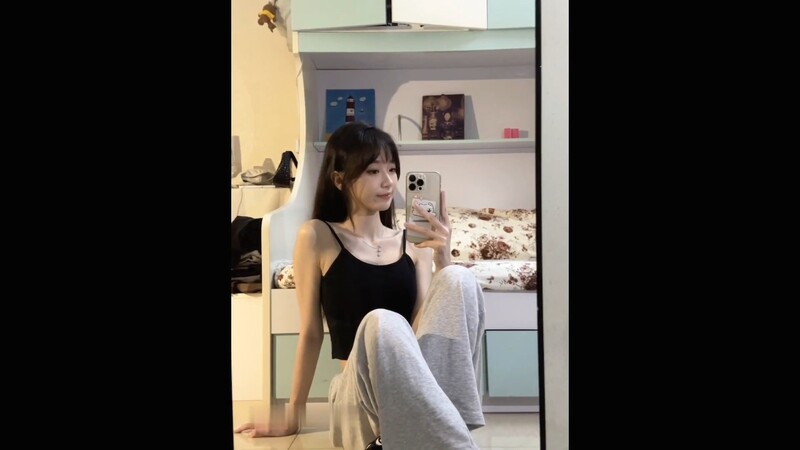 明星級超高顏值美女內心裏的慾望完全被打開，被調教成小母狗，日常花樣性愛自拍