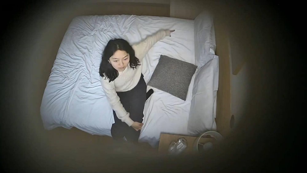 3-5流出天眼酒店偷拍 笑起來眉眼彎彎軟萌美女被男友用枕頭墊起來狂乾