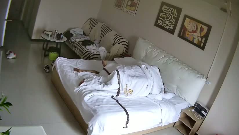 流出民宿酒店偷拍貌似很饑渴的人妻騷婦和光頭男偷情連續不停的乾