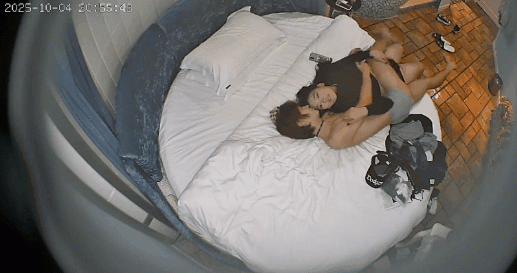 酒店情趣圓床偷拍時尚前衛打扮男女開房