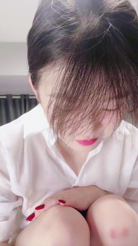 超清純校花嫩妹源源baby3P啪啪 嘴裏一根逼裡一根爽飛了，小騷穴一扣就噴水，清純面龐超反差（3V）