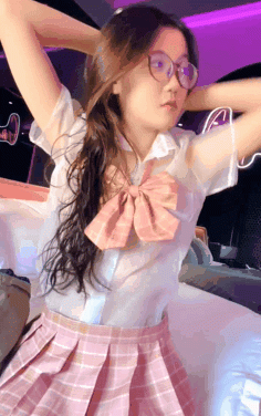 制服露臉風騷學妹跟小哥主題酒店激情啪啪，後入拽著雙馬尾爆草高潮冒白漿