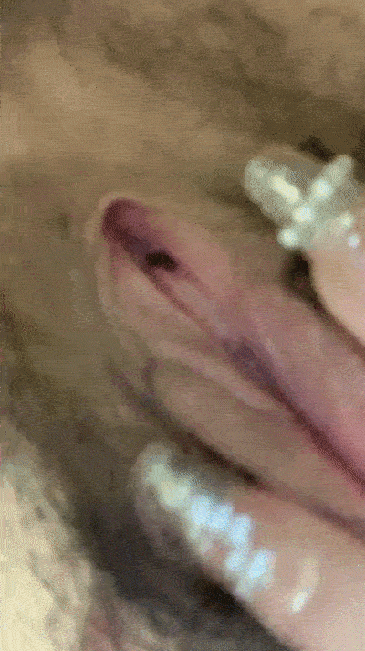 呆萌小美女初下海側躺蜜桃美臀誘惑展示美腿美足掰開小穴特寫小洞緊緻毛毛濃密