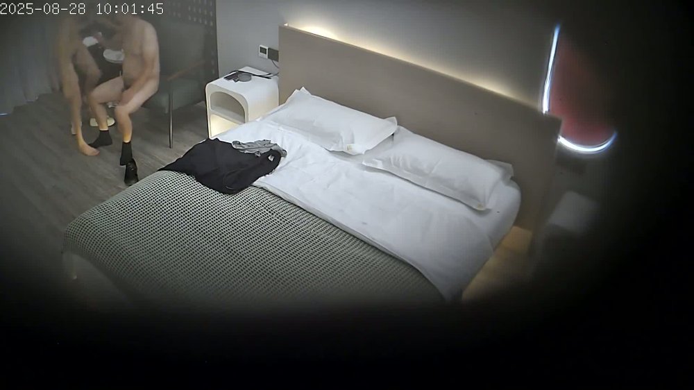 新流出酒店偷拍領導趁中午休息帶美女秘書到酒店廝混被瘋狂榨取