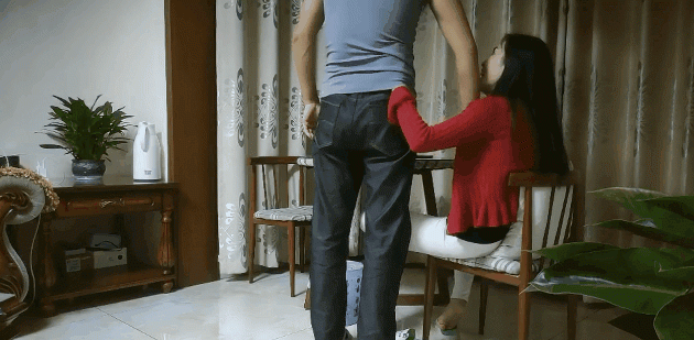 老公下班回家迫不及待和媳婦在客廳乾炮來個倒掛金鐘