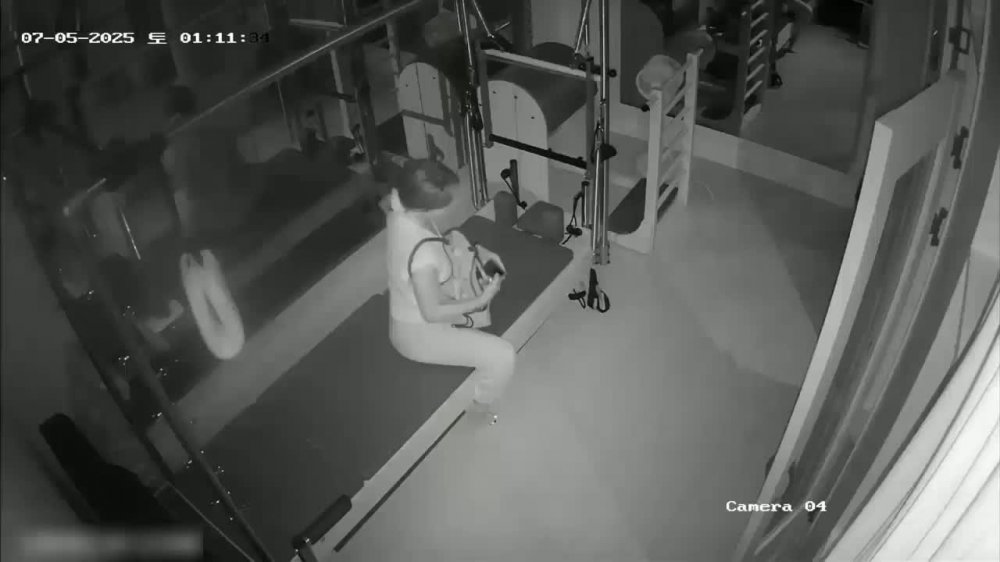 駭客破解攝像頭監控偷拍健身館瑜伽健身教練和眼鏡男幽會在練功床上做愛