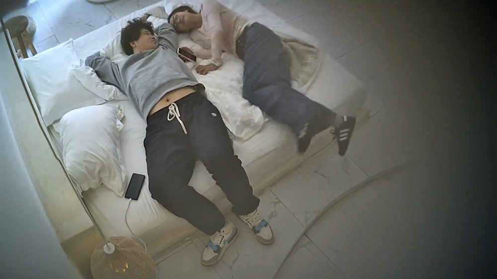 3-5流出酒店偷拍大學生情侶 粉嫩甜妹遇上菜雞男友內射一場后捅穴對著打飛機