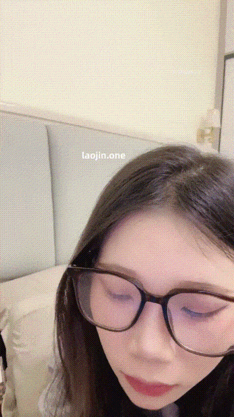 19歲眼鏡學妹，06小貓乖乖，和男友假期同居生活，反差，粉穴無套內射，雪白屁股被打紅了