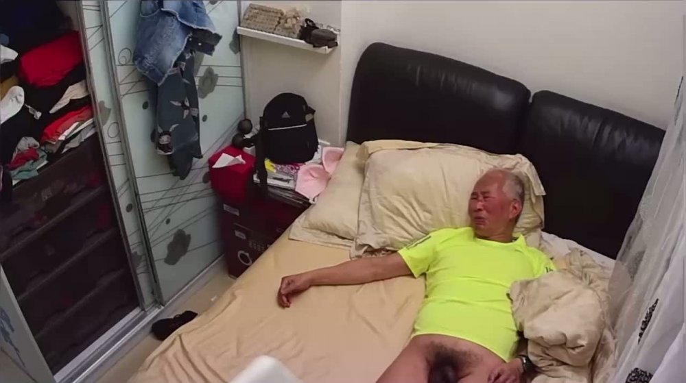 駭客破解家庭網路攝像頭偷拍最強父女亂倫孝順女兒悉心照顧病父晚上還要滿足他的性需要無浮浮水印原版