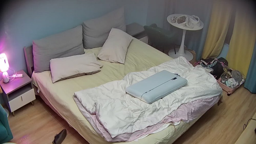 民宿酒店偷拍放假不回家帶著行李去會男友的可愛眼鏡學妹被男友從床上干到沙發來回幹