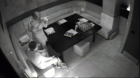 攝像頭破解真實偷拍，四眼中年大叔包廂體驗特殊服務，巨乳房公主吹拉彈唱一條龍