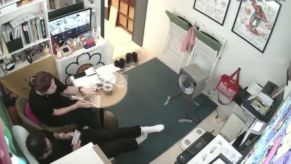 駭客破解監控攝像頭偷拍貌似漫畫工作室老闆和女員工對著監控視頻啪啪老闆吃藥了吧幹了幾次