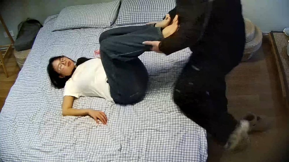 渣男小胖發現追求的反差婊眼鏡女友和其他男人關係曖昧醋意大發報復性操穴對白精彩