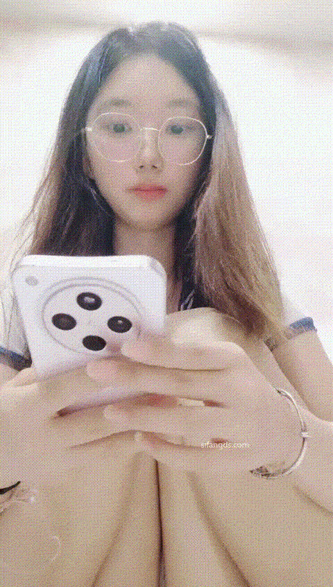 安安寶貝清純眼鏡學妹，暑假在家偷偷播，看著外表是個乖乖女，脫光了騷氣逼人，身材不錯