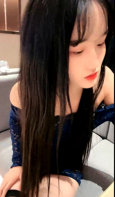 極品顔值美少女！ 新人剛下海！ 收費房給大家秀一波，170cm黑絲美腿，假屌猛捅騷逼，妹妹玩的挺開