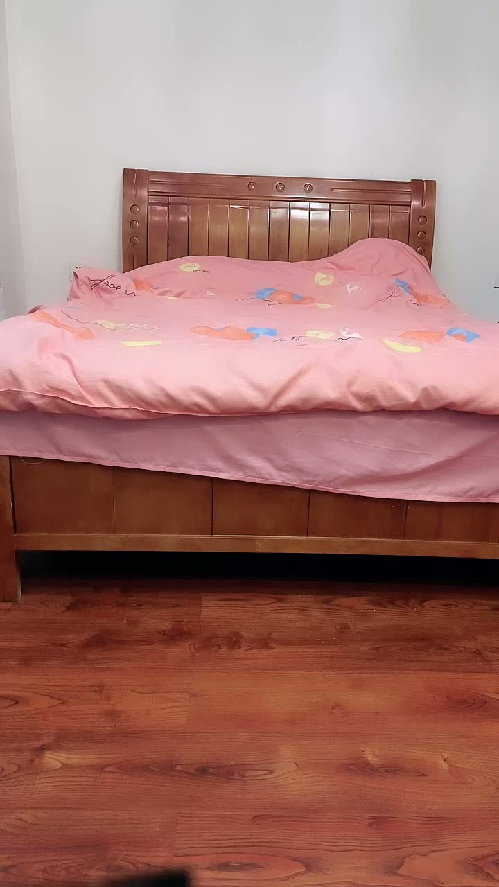 劇情演繹：家中約了3個極品妹子群P，燕瘦環肥不同的滋味，一個個撅起屁股等待寵幸！