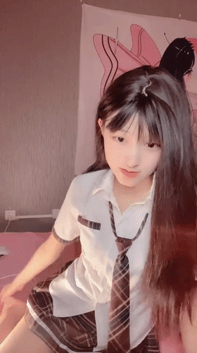 極品尤物，你的04年小情人 清純美少女被胖大叔爆操，戰況十分激烈，無套內射！