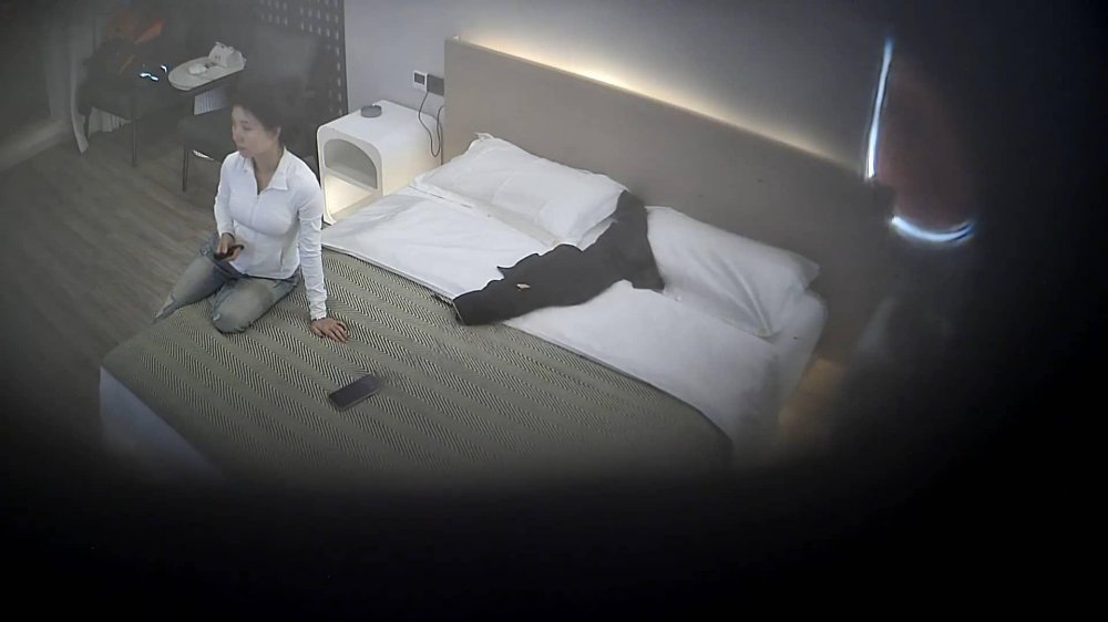 3-18流出酒店偷拍好身材的氣質美騷少婦被精壯男炮友撲倒無套內射三次