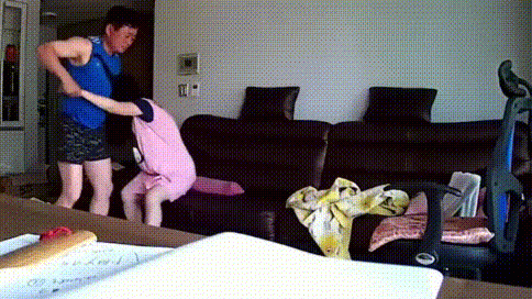 家庭攝像頭破解真實偷拍，晨練完的大叔進屋就把妻子放倒沙發上，強行過夫妻生活