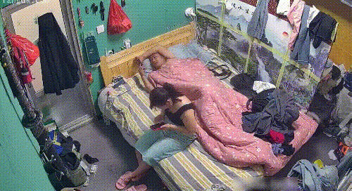 最新破解家庭攝像頭偷拍戴眼鏡的騷女把熟睡的老公叫醒和他大戰前戲調情有趣