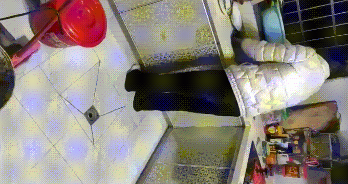 變態女婿邊操丈母娘邊跟媳婦打電話，含糊其辭老B也潤滑，老婆跟丈母娘同床交替！