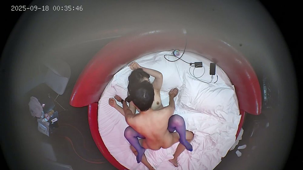 新流出酒店情趣圓床偷拍無毛嫩逼身穿藍色絲襪被精壯男友插入笑得很開心