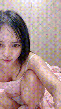 年輕小情侶居家啪啪，黃毛小夥J8真不小，又粗又長，妹妹很喜歡，坐上去被撐得滿滿的