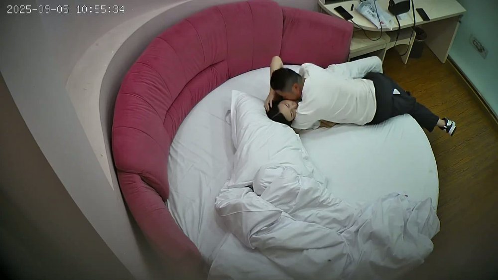 流出酒店高清偷拍中年男人的婚外情帶著醫院的CT片和氣質少婦幽會連干兩炮對白清晰