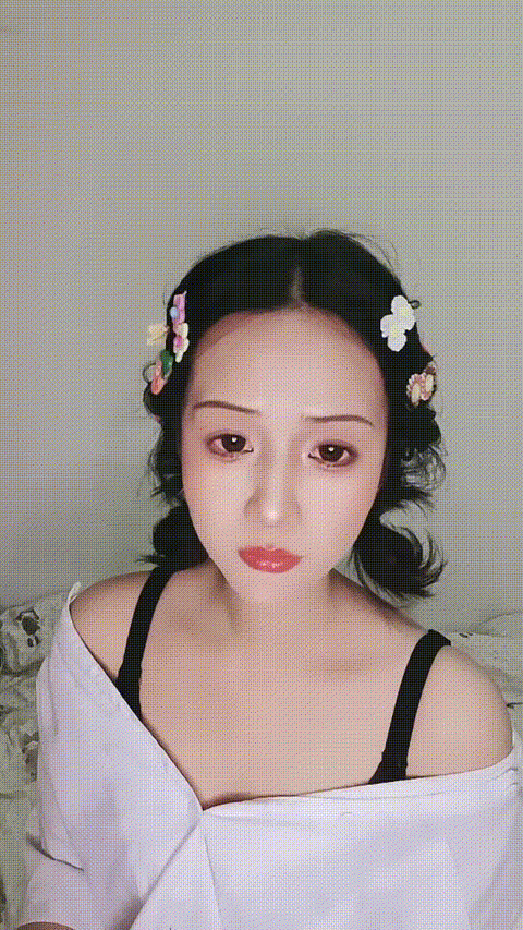 春春bo 乖巧小可愛被大哥玩逼給狼友看 掰開看特寫摳進騷逼