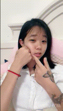 呆萌甜美少女，這麼漂亮聽話，沒想剛被男友打了，臉上全是傷，就因為打遊戲沒有及時救男友