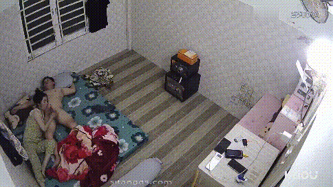 租客破解房東家網路攝像頭偷房東和年輕苗條嬌妻的日常性生活有時用假雞巴插逼