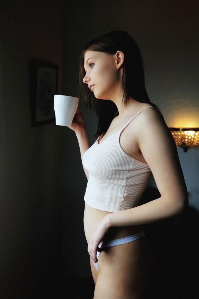 美腿少女斯塔西邊喝完咖啡在床上全裸出鏡！ 展示她光禿禿性感的逼[35P]