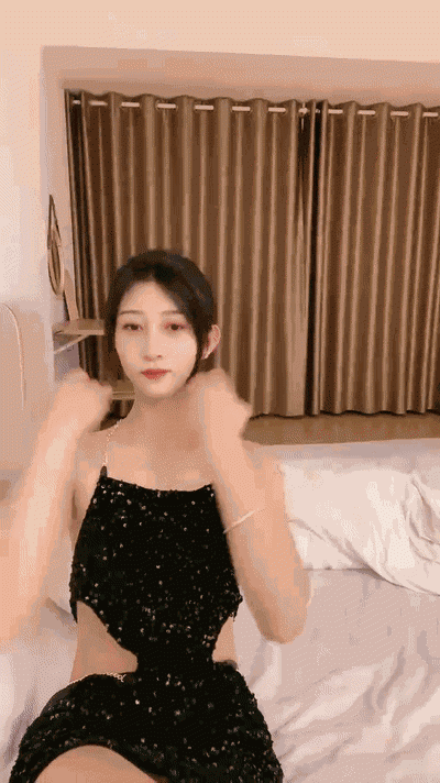 極品尤物網紅女神苗條身材細腰美腿全裸掰穴誘惑，蹲在地上尿尿，翹起屁股看菊花63