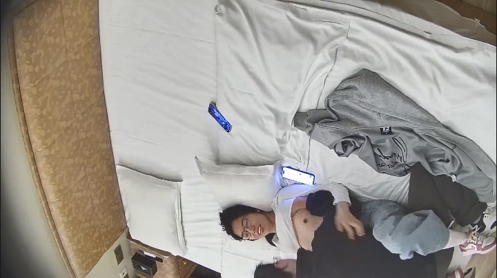 2026-3-25酒店偷拍 長髮及臀的黑絲反差眼鏡妹與男友的酒店日常