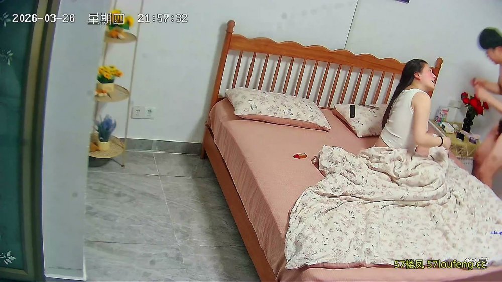 酒店針孔偷拍紅絲襪少婦找了奶狗在酒店讓他操