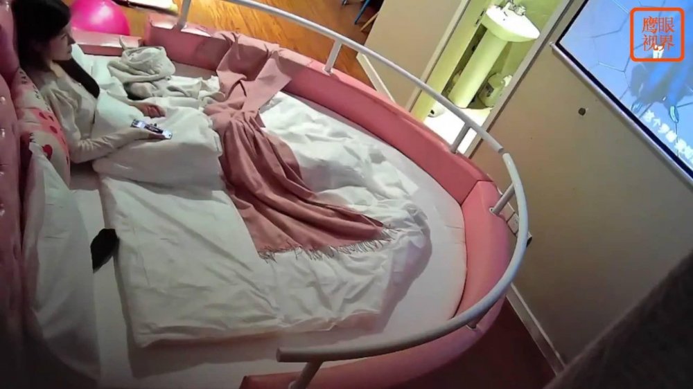 3-28流出酒店偷拍 鷹鉤鼻氣質美女和男炮友開房偷情被舔逼操了兩次