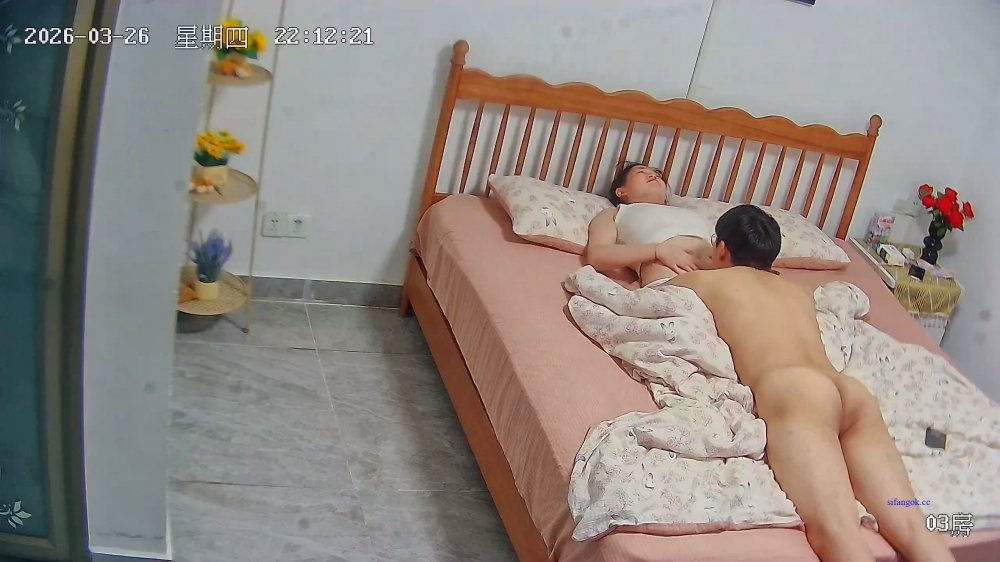 3-29流出酒店偷拍 打工妹穿上紅絲吊帶情趣內衣誘惑奶狗男友操她