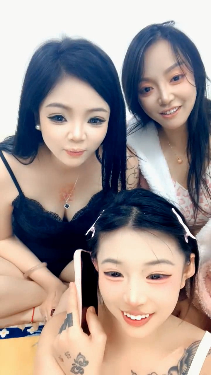 三個妞露臉被兩個大哥玩弄激情5P，全程露臉互動撩騷，讓大哥換著玩呢爆草，直接內射