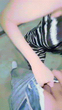 長腿女神逼癢找操 在樓梯間喂莖還不滿足 回家手淫饑渴索求